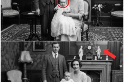 This 1903 Family Portrait Looks Peaceful — Until You See What’s in the Mirror