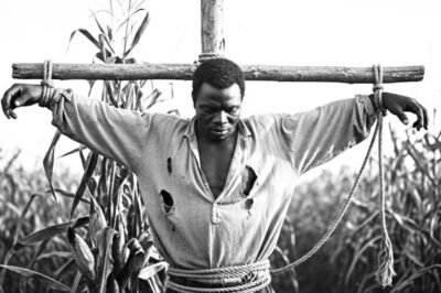 The master tied a giant slave up as a scarecrow – 4 days later he disappeared and shocked everyone